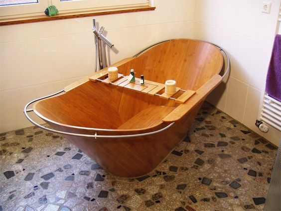 Niewendick的双人Bamwan木制浴缸更欧式而非东方风格，但同样可以放松地泡个澡。设计符合人体工程学，不锈钢栏杆帮助洗澡者安全进出。